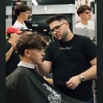Anthony Stilo travaillant avec attention au studio
